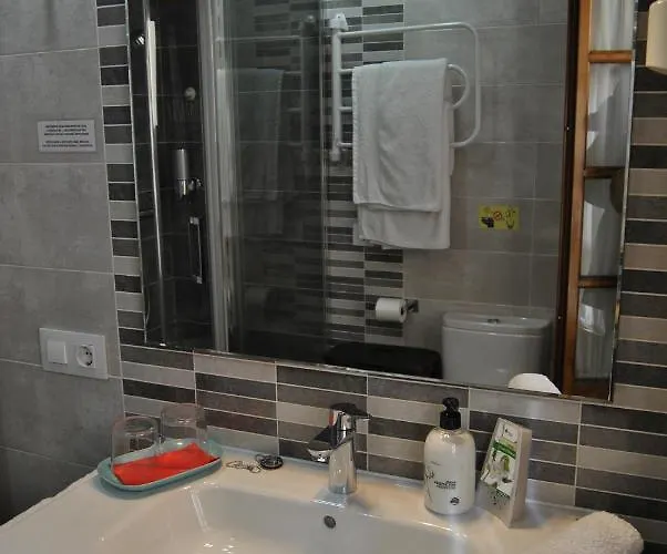 Patio De La Escalera - Eduardo Dato 24 *