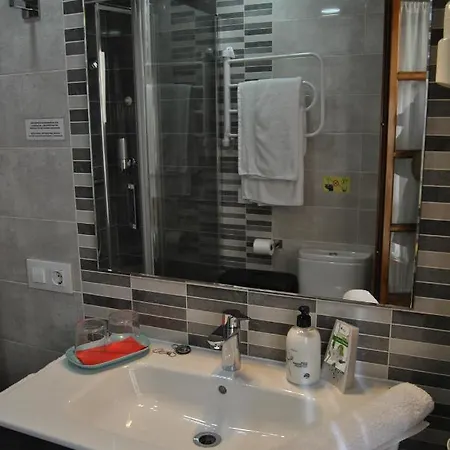 Patio De La Escalera - Eduardo Dato 24 *