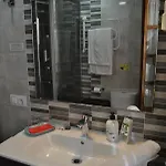 Patio De La Escalera - Eduardo Dato 24 *